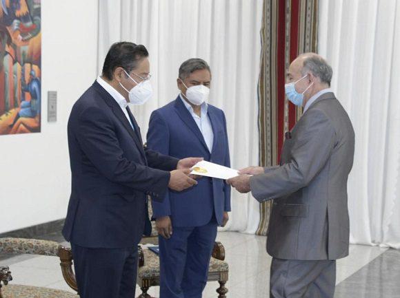El presidente boliviano recibe al Embajador cubano en esa nación andina
