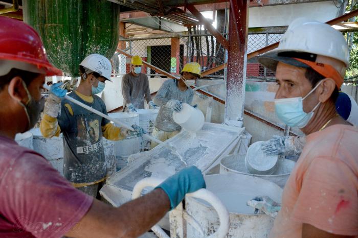 Pinturas Coronas Trabajadores por cuenta propia vinculados con la empresa estatal socialista, producciones para consumo nacional para el ahorro de importaciones y exportar. Producciones de materiales Locales.