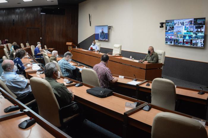 Sigue siendo insuficiente la percepción de riesgo que la población tiene, reflexionó el primer ministro, Manuel Marrero Cruz. foto: Estudios Revolución