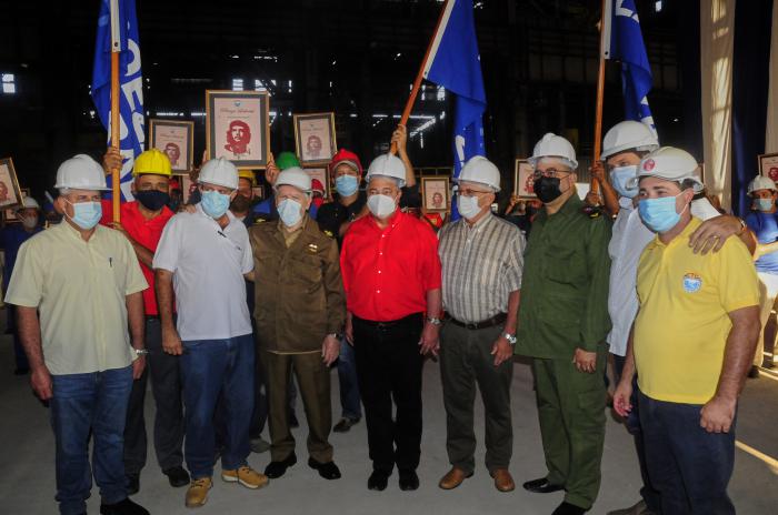 Acto de entrega de bandera y certificado de proeza laboral y cancelación de sello 1ro de Mayo,presidido por  el Comandante de la Revolución y Viceprimer Ministro de Gobierno, Ramiro Valdés Menéndez; Ulices Guilarte de Nacimiento,  Secretario General de la CTC, y dirigentes del partido, del gobierno y de la CTC; desarrollado en la Antillana de Acero, Cotorro