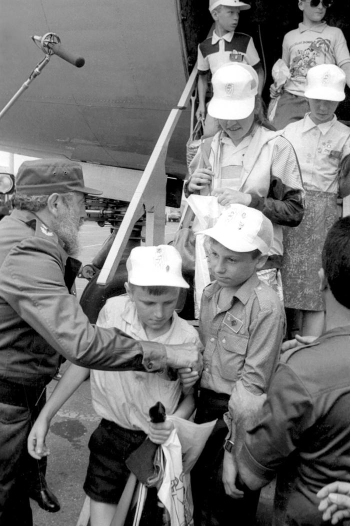 El Presidente Fidel Castro Ruz recibe en la escalerilla del avión IL-86 de Aeroflot a 255 niños de Chernóbil, educadores, médicos y familiares, para un total de 281 personas, que serán albergados en la Ciudad de Pioneros José Martí de Tarará, donde serán atendidos y disfrutarán de la instalación. Fid18323