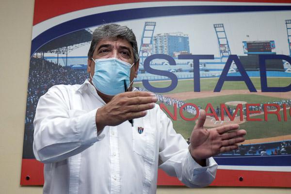 durante la conferencia de prensa y presentación del mejor jugador de la semana de la 60 Serie Nacional de béisbol, celebrado en el Salón Adolfo Luque del Estadio Latinoamericano, el 26 de Octubre de 2020 en La Habana, Cuba. FOTO: Calixto N. Llanes/Periódico JIT (Cuba)