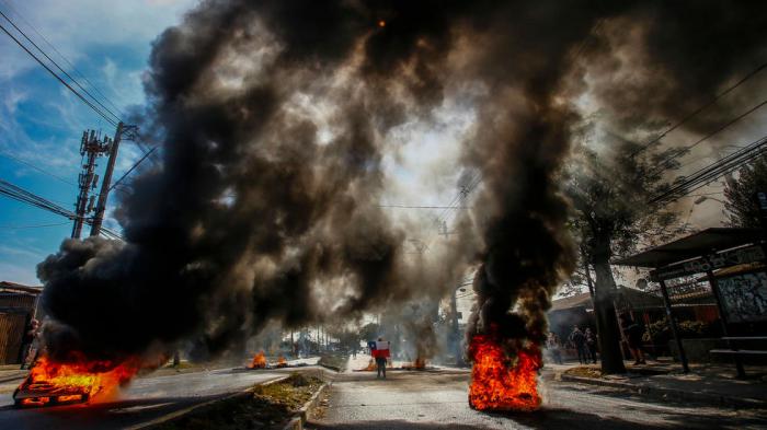 Protesta en Santiago en reclamo de ayuda económica del gobierno y de la aprobación de un tercer retiro de dinero de los fondos de pensiones para sobrellevar la crisis causada por la pandemia.