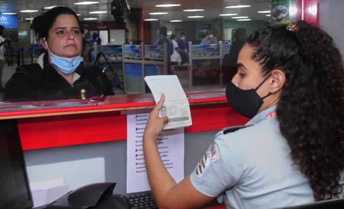 Nuevas medidas de protocolo sanitario en el Aeropuerto José Martí Protección contra la Covid-19-Coronavirus - nasobuco