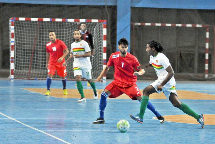 Sandy Domínguez (No 7) es uno de los jugadores cubanos con experiencia mundialista.    Foto: José Manuel Correa