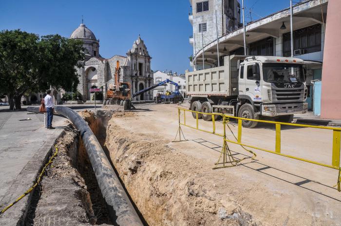 Trabajos en la conductora de agua potable, desde los tanques de Palatino hasta La Habana Vieja. 
Foto: Ariel Cecilio Lemus 
