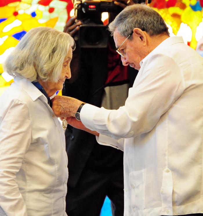 El general de ejercito Raúl Castro Ruz, Presidente de los Consejos de Estado y de Ministros, impone la Orden José Martí a la destacada Interlectual Fina García Marruz.