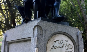 Estatua sedente de Goya frente a la ermita