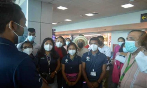 Jóvenes panameños que viajaron a Cuba para estudiar la carrera de medicina.