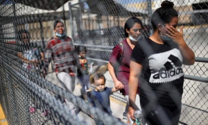 Las madres en el paso fronterizo se separan de sus hijos para que se les permita