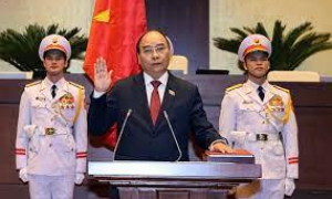Juramenta Presidente de Vietnam Nguyen Xuan Phucpara