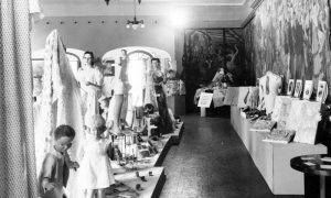 Interior de la tienda El Encanto, La Habana. maniquies