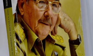  Raúl Castro, un hombre en Revolución, de Nikolai S. Leonov (Editorial Capitán S