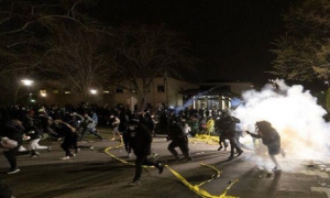 MinneÁpolis vivió otra noche de protestas, pese al toque de queda