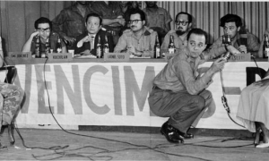 El asesino mercenario Jorge King Yung, escucha las acusaciones de un familiar de