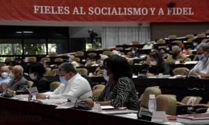 Manuel Marrero Cruz, Primer Ministro de Cuba; el vicepresidente de la República Salvador Valdés Mesa, el Comandante de la Revolución Ramiro Valdés Menéndez y otros miembros del Buró Político y dirigentes del gobierno, presidieron la comisión del tema