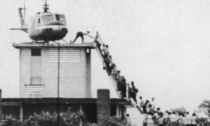En estampida, sobre la terraza de la embajada estadounidense en Saigón, en la víspera de la entrada triunfal de las fuerzas patrióticas, un racimo de invasores y apátridas trata de escapar en helicóptero. foto: UPI