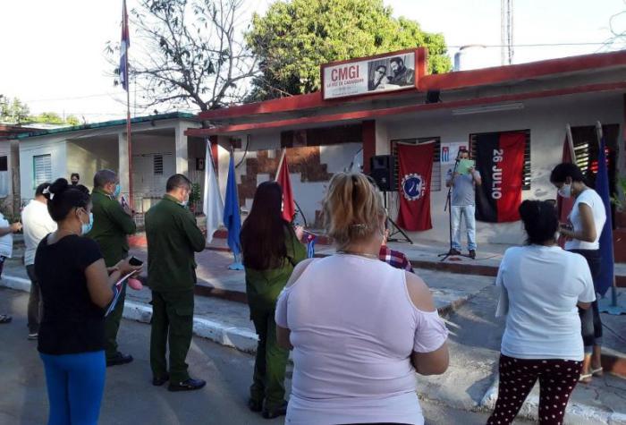 Celebración desde la emisora municipal La voz de Cabaiguán.