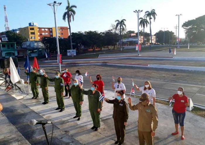 Tributo del Consejo de Defensa Provincial y las organizaciones de masas al Mayor General Serafín Sánchez en la plaza que lleva su nombre en Sancti Spíritus. 