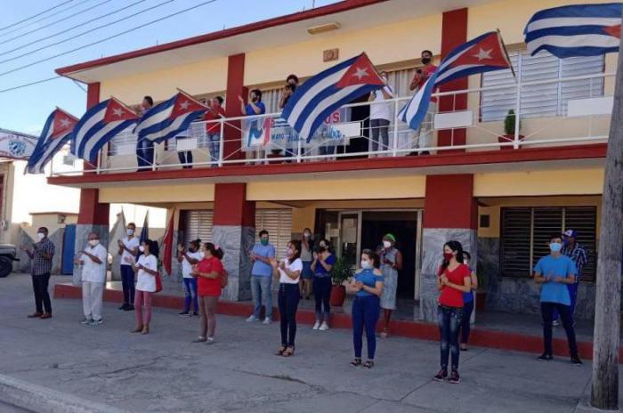 Trabajadores espirituanos celebran su día en sus respectivos centros.