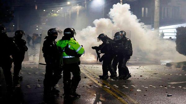 Policías arremeten contra manifestantes en la ciudad colombiana de Palmira.