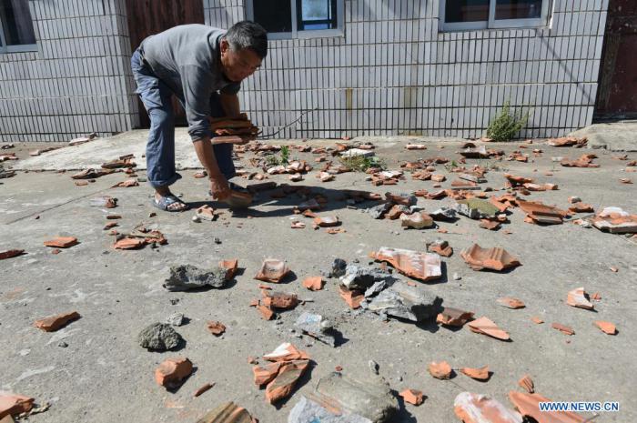 Un aldeano limpia el patio en una granja, en el distrito de Tongzhou de la ciudad de Nantong, en la provincia de Jiangsu, en el este de China, el 1 de mayo de 2021. Once personas han muerto y decenas han resultado heridas tras los fuertes vendavales que azotaron la provincia de Jiangsu, en el este de China, informaron el sábado las autoridades provinciales. (Xinhua/Fang Dongxu)