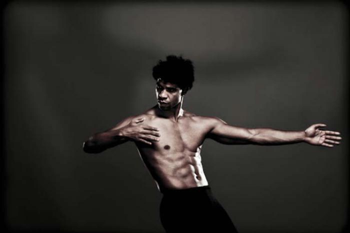 Carlos Acosta en la obra On Before
