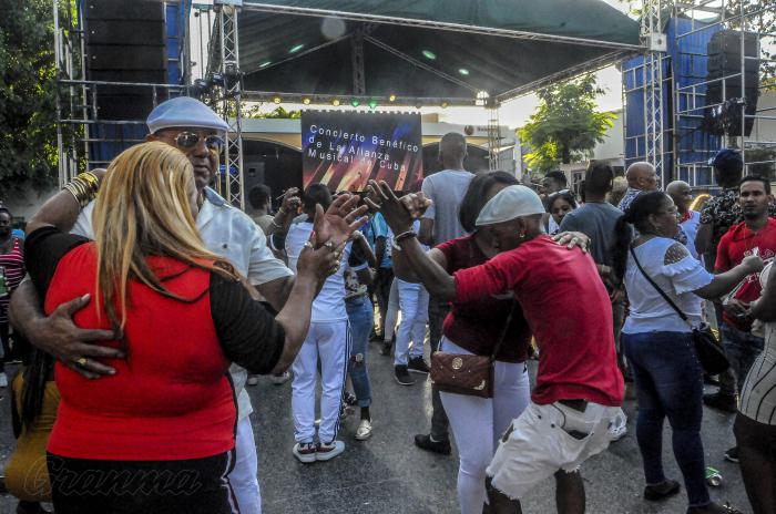 «El son es lo más sublime para el alma divertir», dijo en una canción Miguel Matamoros, uno de los homenajeados en esta fiesta virtual. foto: Dunia Álvarez Palacios 	