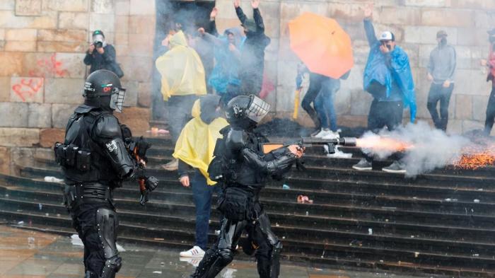 En la ciudad de Cali, Colombia, la policía abrió fuego matando e hiriendo a varias personas.