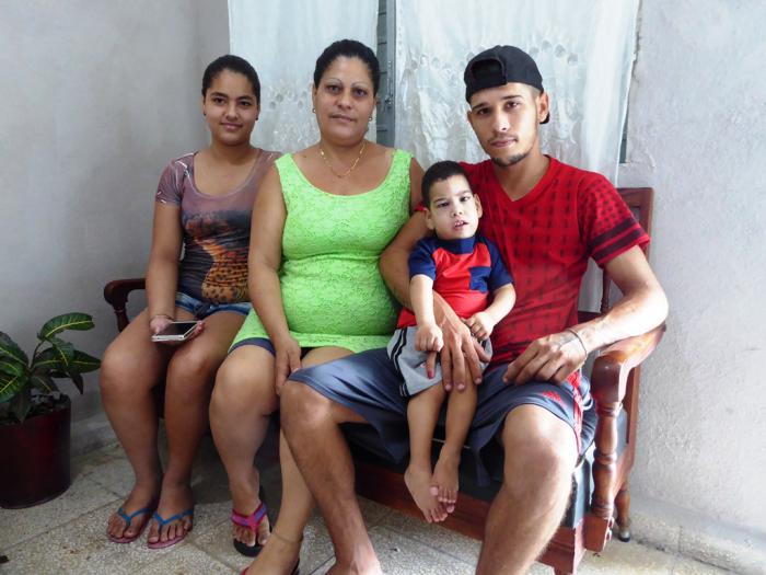 Yanetsy (en el centro de la gráfi ca, junto a sus hijos) agradece a la Revolución contar con una casa, que hace la vida digna para su familia. FOTOS: FREDDY PÉREZ CABRERA