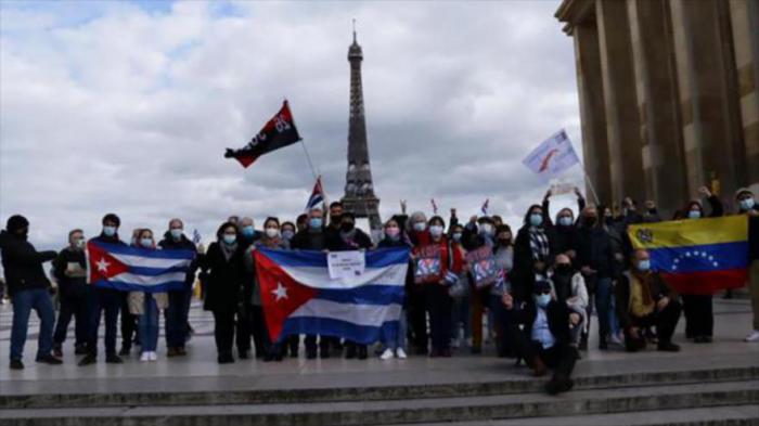 Un grupo de manifestantes reunidos en París, la capital francesa, para pedir el fin del bloqueo estadounidense contra Cuba. Foto: Hispantv