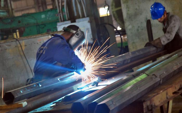 	
Empresa Metal-Mecánica Varona perteneciente al SIME.Trabajadores del sector realizan labores de soldadura y moldeo.