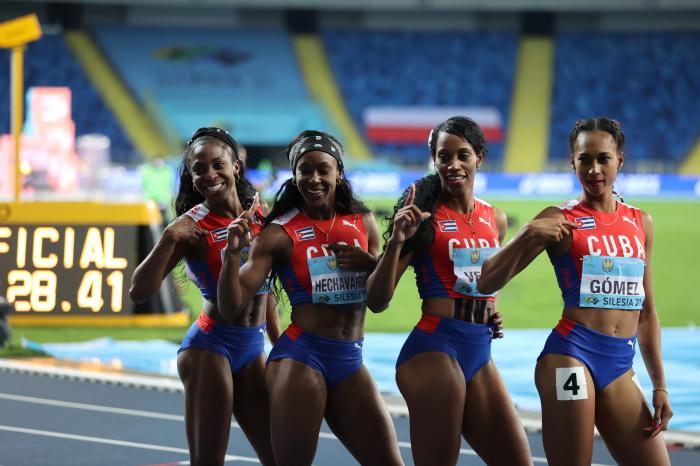 Oro del relevo 4x400 metros femenino de Cuba De izquierda a derecha: Zurian Hechavarría, Rose Mary Almanza, Lisneidy Veitía y Roxana Gómez