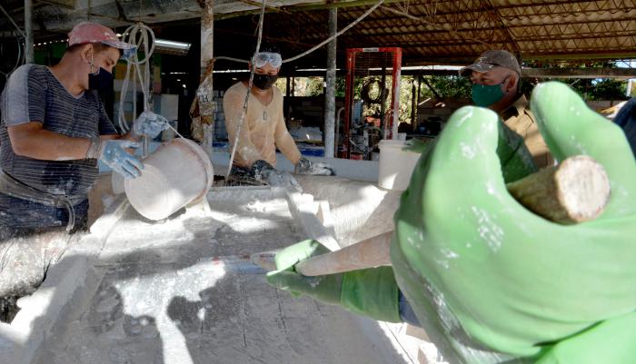 Pinturas Coronas Trabajadores por cuenta propia vinculados con la empresa estatal socialista, producciones para consumo nacional para el ahorro de importaciones y exportar. Producciones de materiales Locales.
