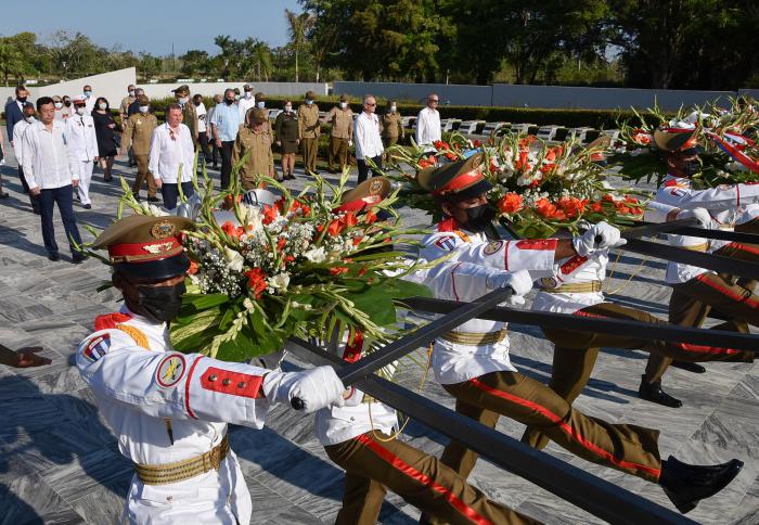 Aniversario 76 de la victoria contra el fascismo-Homenaje solemne en el Monumento al soldado desconocido, presiden  General de División Ramón Pardo Guerra, jefe del Estado Mayor Nacional de la Defensa Civil y Excmo. Sr Andrei Aatolievich Guskov, embajador extraordinario y Plenipotenciario de la Federación De Rusia en Cuba
