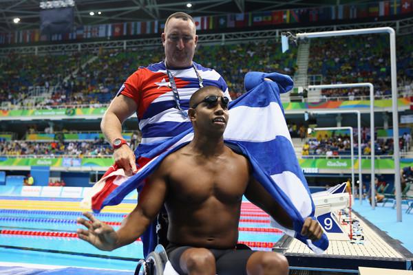 Lorenzo Pérez, junto a su entrenador Ernesto Garrido. FOTO: Getty Images