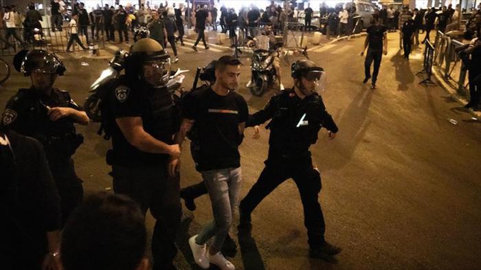 Las fuerzas israelíes intervienen una manifestación de palestinos contra las violaciones a sus derechos, después de la oración tarawih en la Puerta de Damasco, en el complejo de la mezquita de Al Aqsa, en Jerusalén, este el 9 de mayo de 2021. Foto: Agencia Anadolu