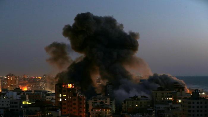 Una columna de humo se eleva desde un edificio destruido por los ataques aéreos israelíes en Gaza, el 11 de mayo de 2021. Foto: Reuters
