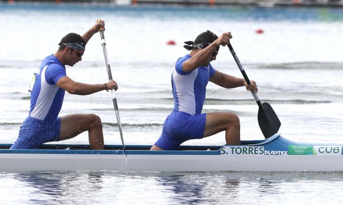 Los cubanos Fernando Dayan Jorge y Serguey Torres llegan sextos en la final A del Canotaje C2 1000 m en los XXXI Juegos Olímpicos de Río de Janeiro.
