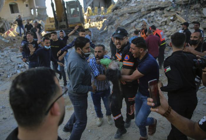 Un niño palestino es encontrado entre los escombros de una vivienda destruida por los ataques aéreos israelíes, en la ciudad de Beit Lahiya (Franja de Gaza). Foto: AP

