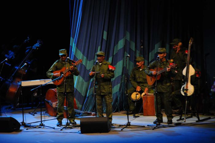 Velada en homenaje a Fidel Castro en Santiago de Cuba. Quinteto Rebelde.