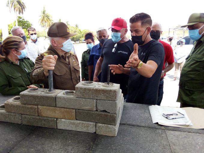 Chequea Ramiro Valdés producción de materiales de la construcción en Villa Clara. El vice primer ministro estuvo presente durante la puesta en marcha de la planta de áridos de Corralillo