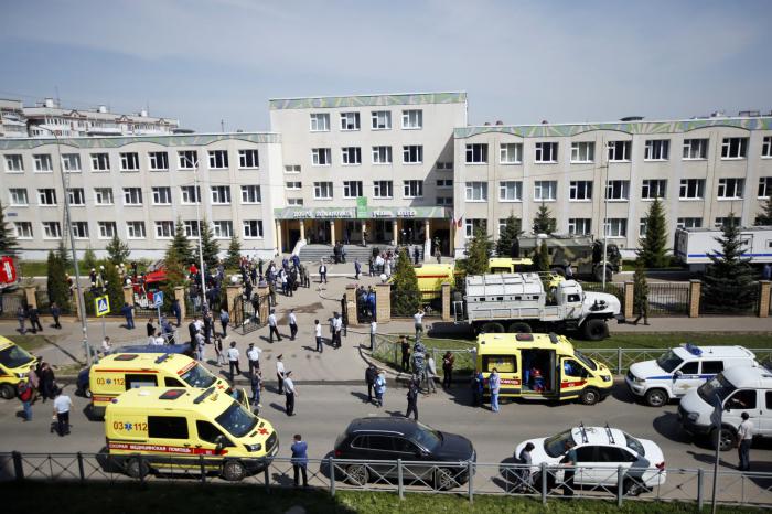 Ambulancias y coches y un camión policial, estacionados delante de una escuela tras una balacera, en Kazán, Rusia, el 11 de mayo de 2021. (AP Foto/Roman Kruchinin)