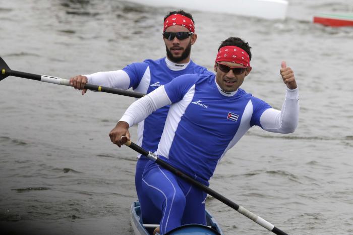 La canoa biplaza formada por el espirituano Serguey Torres y el cienfueguero Fernando Dayán Jorge ganó la segunda medalla de oro para la delegación cubana en el C2 1000 metros durante la realización de los XVIII Juegos Panamericanos de Lima, Perú, el 27 de julio de 2019.  Foto Roberto Morejón, Periódico Jit, INDER.