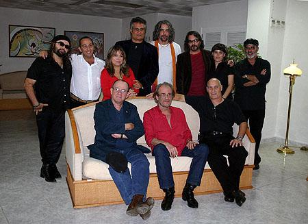 Aute en La Habana, 2008, rodeado de amigos. Foto: Juan Miguel Morales