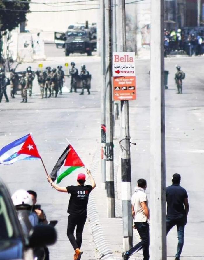 Joven médico graduado en Cuba, durante una manifestación en Cisjordania a favor de Palestina y del cese del genocidio israelita. Foto Tomada del FB de Tere Felipe 