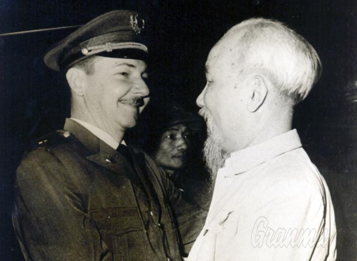 Encuentro del Comandante Raúl Castro y del presidente Osvaldo Dorticós,
 con Ho Chi Minh.
Hanoi, 2 de noviembre de 1966.
Raul2991