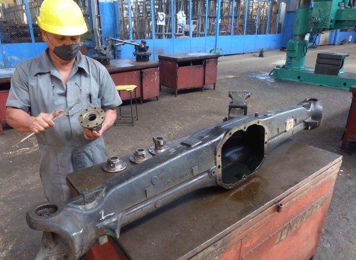 Las nuevas medidas para el sistema empresarial amplían las facultades de los jefes de UEB; entre ellas: operar cuentas bancarías, aprobar precios y tarifas de sus productos y servicios, inversiones no nominales y actividades segundarias.