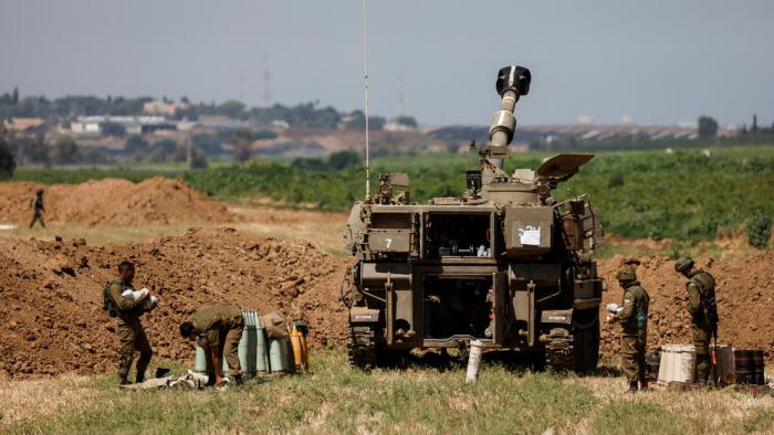 Ejército israelí prepara pieza de artillería para efectuar disparos de cohetes. 