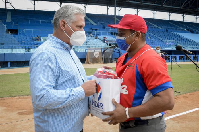 visita al estadio latinoamericano diaz-canel